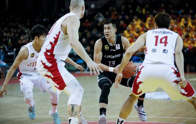 华体会官网-篮球比赛中选手心理素质受到考验  第1张